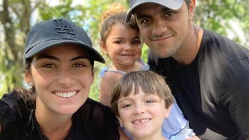 Grávida, mulher de Felipe Simas ganha chamego dos filhos - Reprodução/Instagram