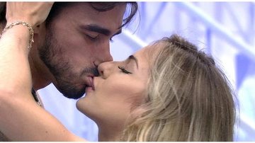 Gabi e Guilherme se beijam - Reprodução/TV Globo