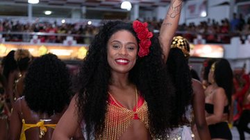Mc Rebecca sensualiza durante ensaio de escola de samba - Alex Nunes/Divulgação