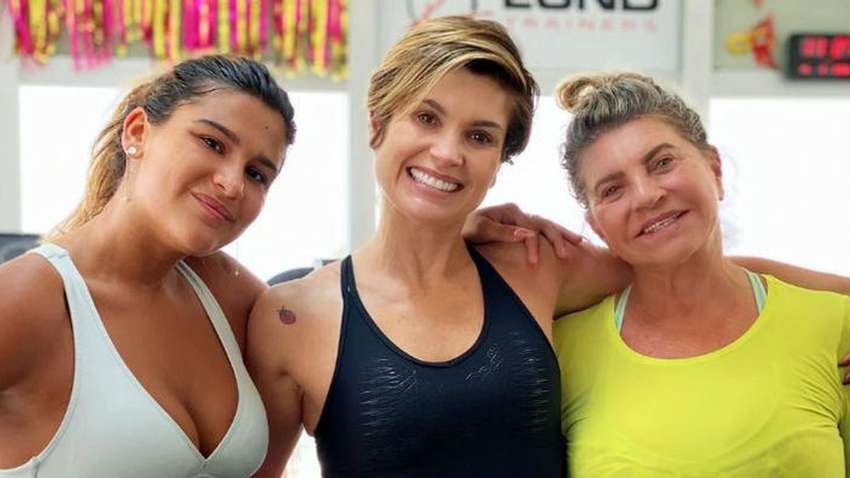 Flávia Alessandra e a mãe, Rachel Costa, arrasam em pose de ioga, Celebridades