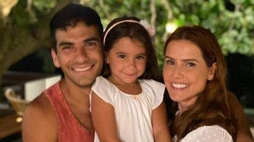 Em clique fofo, Deborah Secco surge ao lado de seu marido e sua filha - Instagram