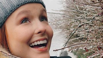 Larissa Manoela posa ao lado de boneco de neve em registro de viagem aos Estados Unidos - Instagram