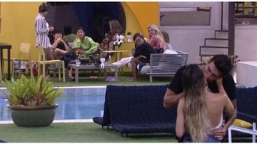No jardim, Gabi e Guilherme se beijam - Reprodução/TV Globo