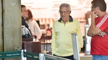 Carlos Alberto de Nóbrega busca a filha em aeroporto - Leo Franco/AgNews