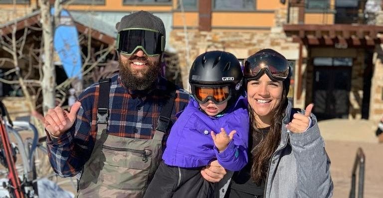 Mateus, da dupla com Jorge, posa na neve com a família - Reprodução/Instagram