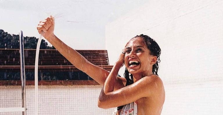 Camila Pitanga surge tomando banho de mangueira - Divulgação/Instagram