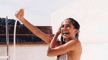 Camila Pitanga surge tomando banho de mangueira - Divulgação/Instagram