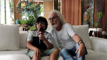 Cantor mirim Pedro Miranda entrevista Renato Teixeira na Ilha de CARAS - Marco Yamin