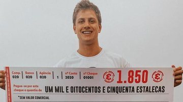 Lucas Gallina com seu cheque de estalecas - Reprodução/Instagram