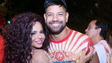 Viviane Araújo surge em clima romântico com namorado em camarote na Sapucaí - AgNews/Andreson Borde