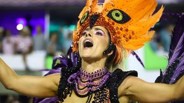 Monique Alfradique surge deslumbrante em desfile da Grande Rio - Daniel Pinheiro/AgNews