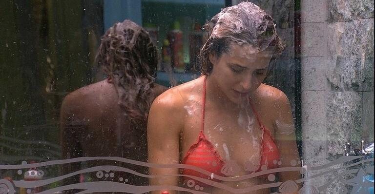 Gabi Martins chora no banho - Reprodução/Globo