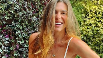 Mariana Goldfarb posa em meio as flores e arranca suspiros dos fãs - Instagram