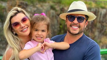 Mirella Santos posa ao lado da família em parque da Disney - Instagram