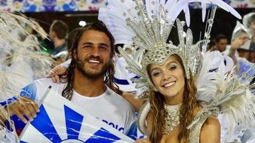 Isabella Santoni posa com o namorado em Desfile das Campeãs: ''Que emoção foi atravessar a Sapucaí'' - Instagram