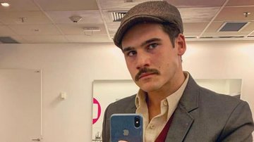 Nicolas Prattes posou vestido como seu personagem em Éramos Seis e recebeu elogios de seguidores - Instagram