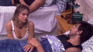 Gabi observa Guilherme dormindo - Reprodução/TV Globo