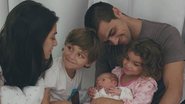 Felipe Simas encanta web ao publicar foto com o filho recém-nascido - Reprodução/Instagram