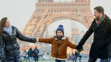 Frente à monumental torre Eiffel, o trio posa em clima de férias. - Girlando Alves
