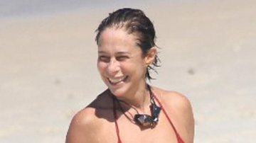 Andréa Beltrão é flagrada se refrescando na praia de Copacabana - JC Pereira/AgNews