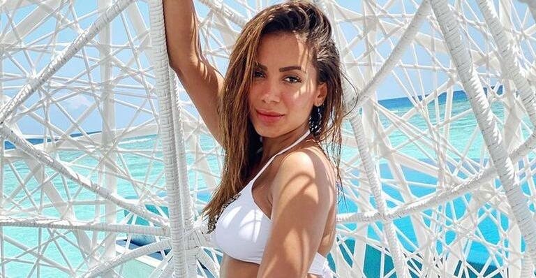 Anitta chama atenção com dedinho em foto - Reprodução/Instagram