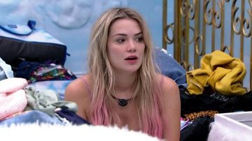 Marcela revela para Manu que não está perseguindo Prior - Divulgação/TV Globo