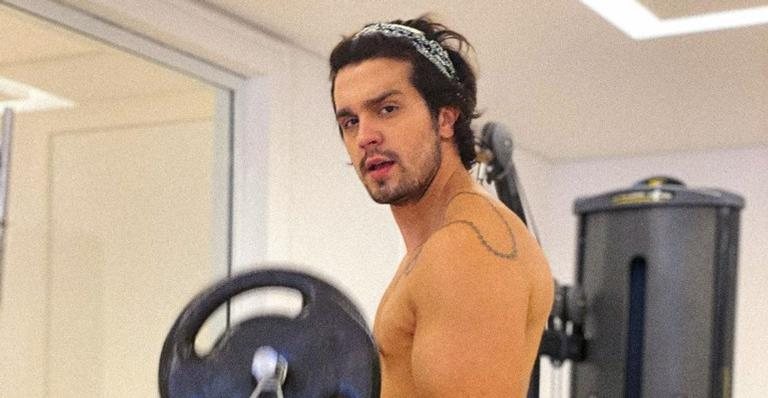 Luan Santana surge sem camisa na academia de sua casa - Reprodução/Instagram