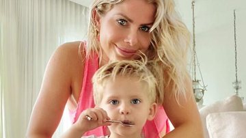 Em quarentena, Karina Bacchi se diverte com o filho e explode o fofurômetro na web - Instagram