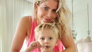 Em quarentena, Karina Bacchi se diverte com o filho e explode o fofurômetro na web - Instagram
