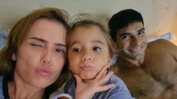 Deborah Secco e a família passam a quarentena no sofá - Instagram
