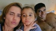 Deborah Secco e a família passam a quarentena no sofá - Instagram