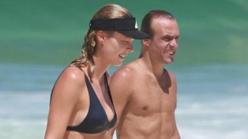 Roger Flores e esposa ignoram quarentena e são flagrados na praia - Dilson Silva/AgNews
