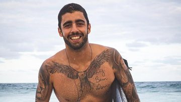 Pedro Scooby exibe tatuagens na praia enquanto joga bola - Reprodução/Instagram