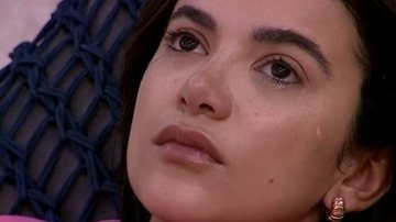 Manu chora sozinha no jardim - Reprodução/TV Globo