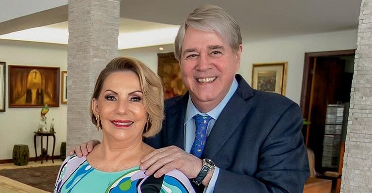 O ex-deputado, senador e governador em sua mansão em Brasília, ao lado de sua Leda Maria - Lincoln Iff