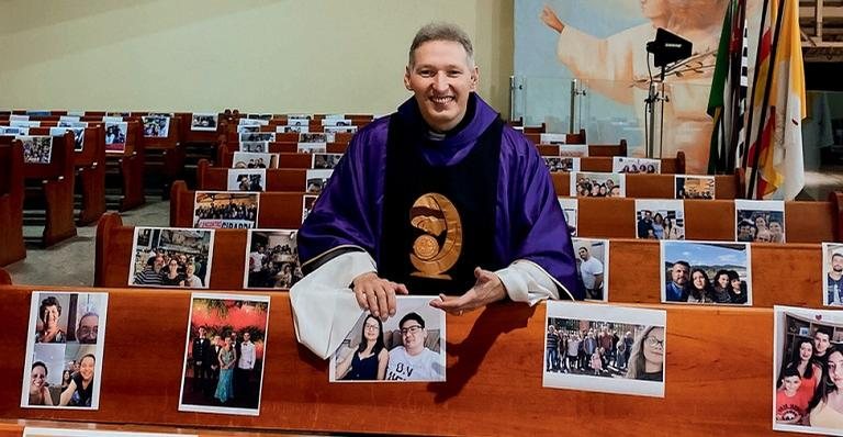 Padre Marcelo mostra orgulhoso as fotos colocadas nas cadeiras e bancos de sua igreja, na zona sul de SP - Jonas Pimentel