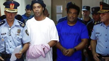 Após 32 dias, Ronaldinho Gaúcho deixa a prisão - Jorge Saenz/AP