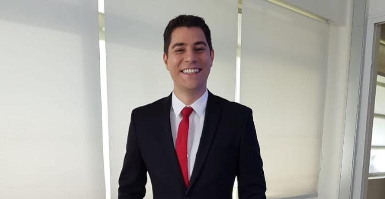Evaristo Costa deseja feliz Dia do Jornalista com clique engraçado - Instagram