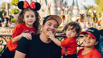 Wesley Safadão posa ao lado dos três filhos e se declara - Instagram