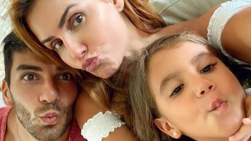 Deborah Secco comemora Dia do Beijo com o marido e a filha - Reprodução/Instagram