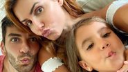 Deborah Secco comemora Dia do Beijo com o marido e a filha - Reprodução/Instagram
