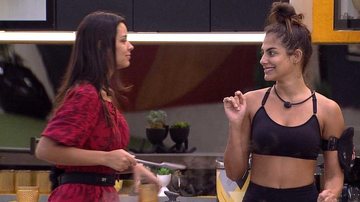 BBB20: Enquanto cozinham, Ivy e Mari fingem que estão apresentando um programa de culinária - TV Globo