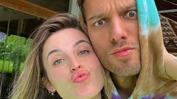 De máscara, Lucas Lucco beija a noiva e se declara - Instagram