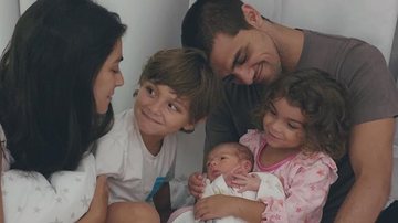 Mariana Uhlmann, esposa de Felipe Simas, mostra filhos cuidando do irmão mais novo, Vicente - Instagram
