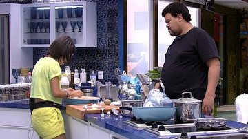 BBB20: Manu prepara almoço para Rafa com ajuda de Babu - TV Globo