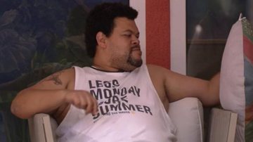 Com risco de sair do BBB, Babu resolveu conversar com sua almofada - TV Globo