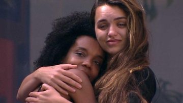 BBB20: Thelma se emociona com música e é abraçada por Rafa - TV Globo