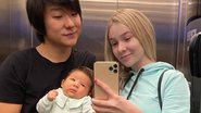 Pyong Lee flagra a esposa e o filho dormindo e encanta - Reprodução/Instagram