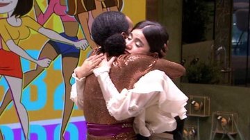 Emocionada, Manu abraça Thelma e se declara - Reprodução/TV Globo