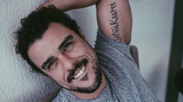 Sem camisa, Joaquim Lopes toma banho de sol - Instagram